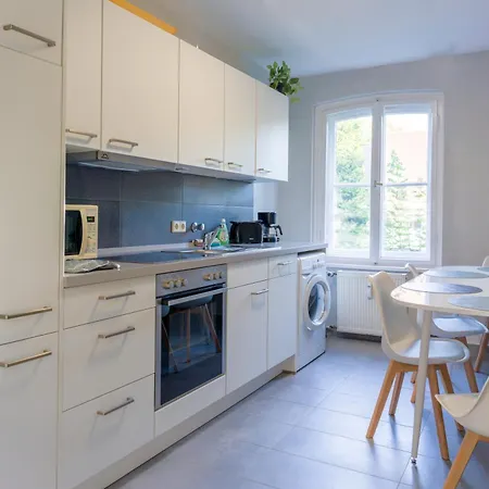 Urbanes Apartment- 3 Schlafzimmer- 6 Personen- Balkon- Parkplatz- Wlan- Waschmaschine *