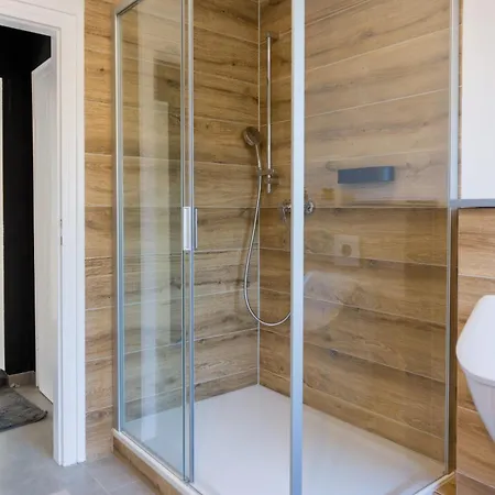 Urbanes Apartment- 3 Schlafzimmer- 6 Personen- Balkon- Parkplatz- Wlan- Waschmaschine Appartamento *