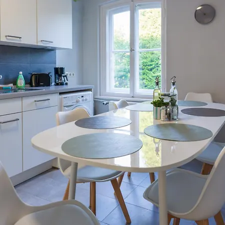Urbanes Apartment- 3 Schlafzimmer- 6 Personen- Balkon- Parkplatz- Wlan- Waschmaschine Appartamento