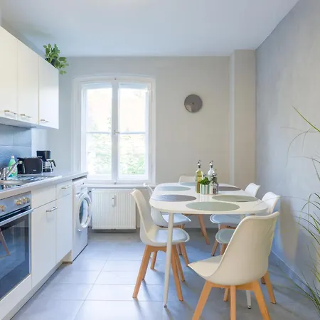 Urbanes Apartment- 3 Schlafzimmer- 6 Personen- Balkon- Parkplatz- Wlan- Waschmaschine *